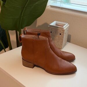 Madewell classic chelsea leather boot in a warm camel color size 7.5